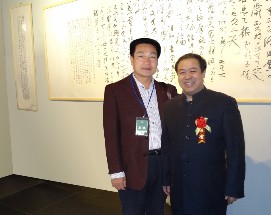 王老师和书法家龙开胜在一次书法展...